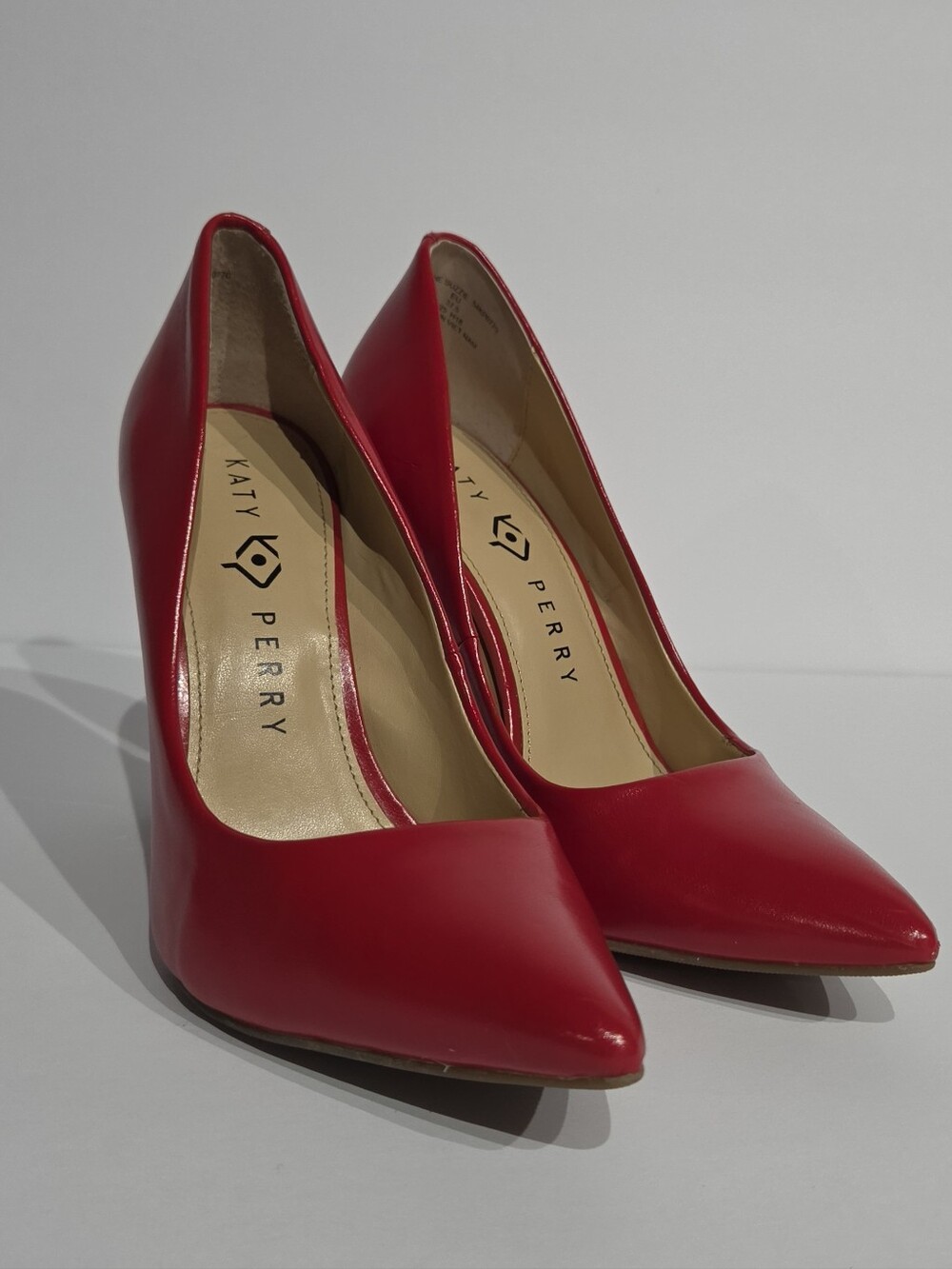 Katy Perry The Suzzie Red Pointed Toe Heels Gold Unique Design Size 7.5 EXC